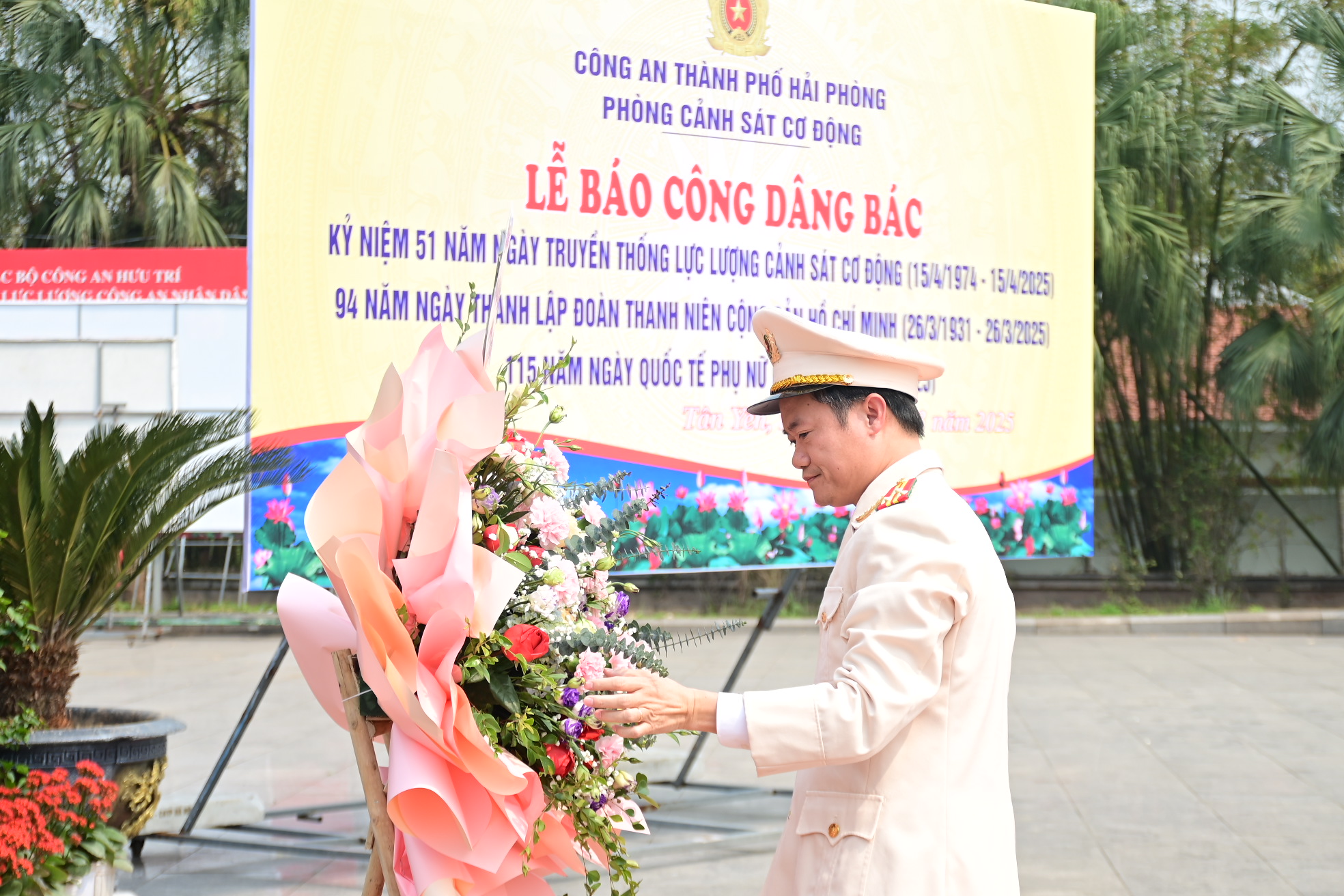 Phòng Cảnh sát cơ động báo công dâng Bác tại Khu lưu niệm Sáu điều Bác Hồ dạy Công an nhân dân